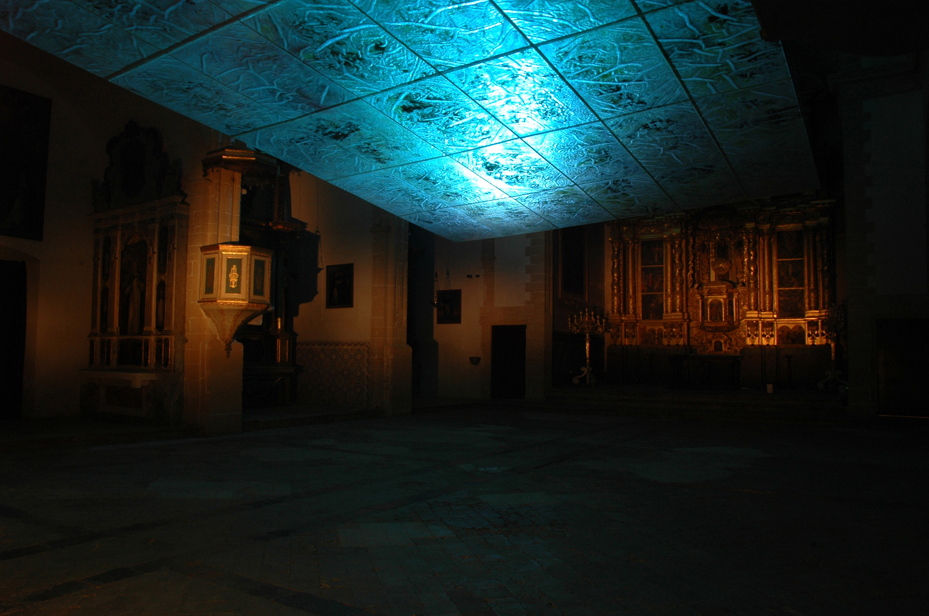 Vista de la exposición ‘Temple de Cel’ en Esglèsia Convent Sant Domingo, Pollença, 2005.